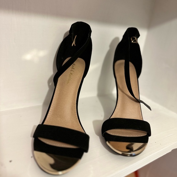 IS 10, elegant black heels with a little bit of bling on the toe. - Picture 4 of 4